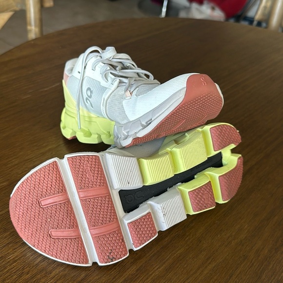 On and cloud - Picture 3 of 7